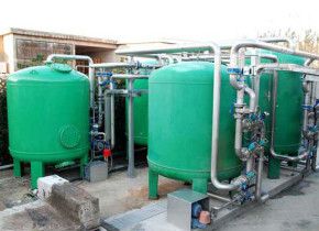 Impianto di filtrazione reflui installato su Lavanderia industriale con portata oraria di 30 mc.
Filtration plant effluents installed on Industrial Laundry hourly capacity of 30 cubic meters.